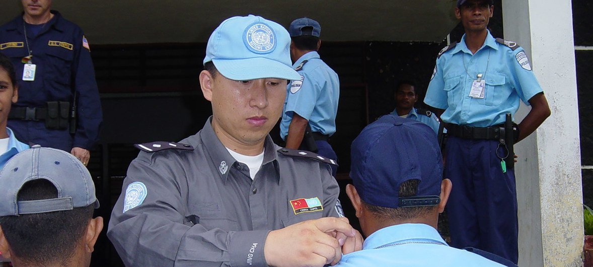 苏东旭为东帝汶警察授衔。