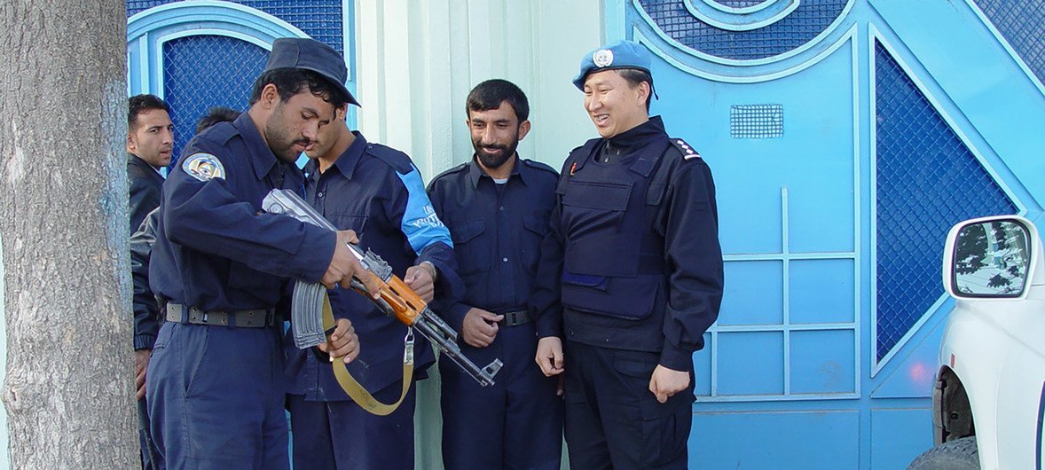 苏东旭和阿富汗警察在一起。