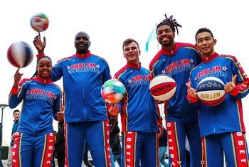 全球顶尖“哈林篮球队”首次来到联合国总部表演花式篮球 