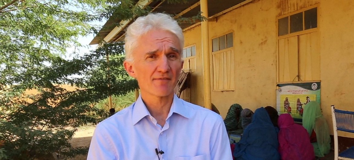 مارك لوكوك، وكيل الأمين العام للشؤون الإنسانية ومنسق الإغاثة في حالات الطوارئ خلال زيارته الي ولاية كسلا في شرقي السودان