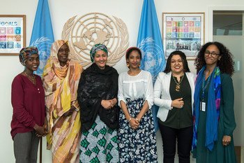 联合国常务副秘书长阿米娜·默罕默德与前来参加安理会女性、和平与安全公开辩论的民间社会代表间面。