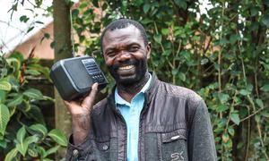 Musafiri un habitant de Bukavu en train d’écouter la radio Svein, une radio communautaire en République démocratique du Congo