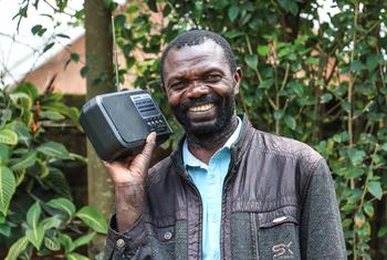 Musafiri un habitant de Bukavu en train d’écouter la radio Svein, une radio communautaire en République démocratique du Congo