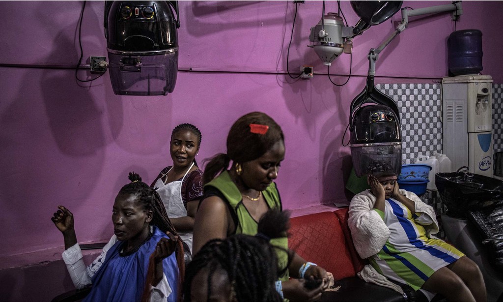 Dans un salon de coiffure dans la ville de Bunia, le 16 mai 2021, mise en état de siège ce mois-ci par le gouvernement de la RDC à la suite de violences.