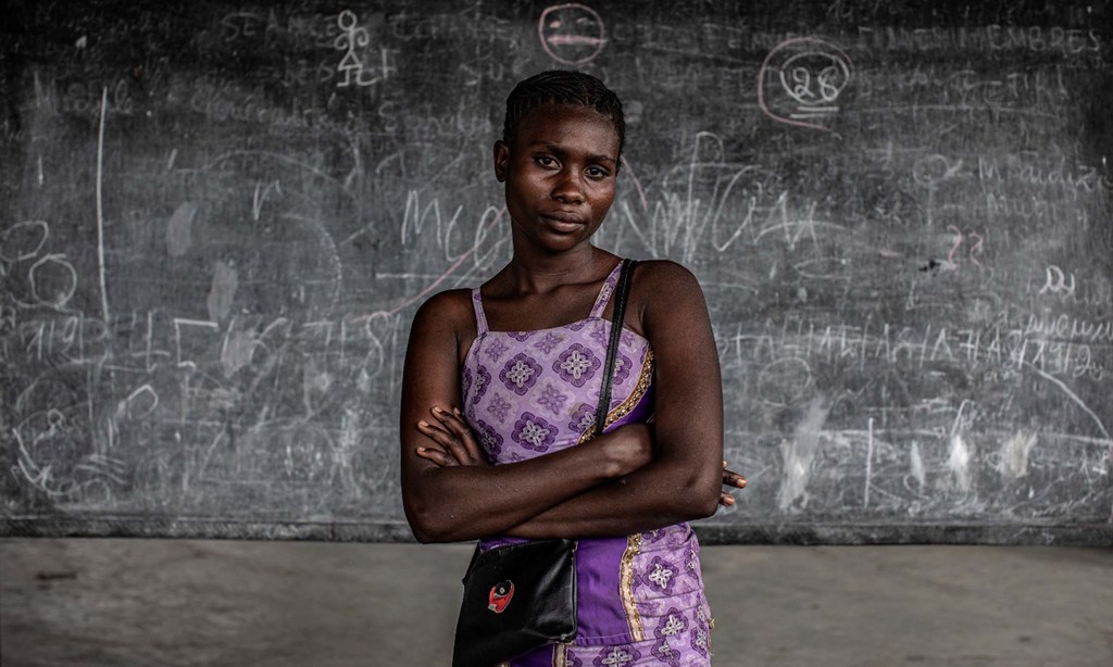 Survivante d'un viol en temps de conflit, Dorika, aujourd'hui âgée de 18 ans, fabrique et vend des vêtements pour gagner sa vie dans le Nord-Kivu en RDC. Elle prévoit d'économiser suffisamment d'argent pour acheter son propre lopin et construire une maiso