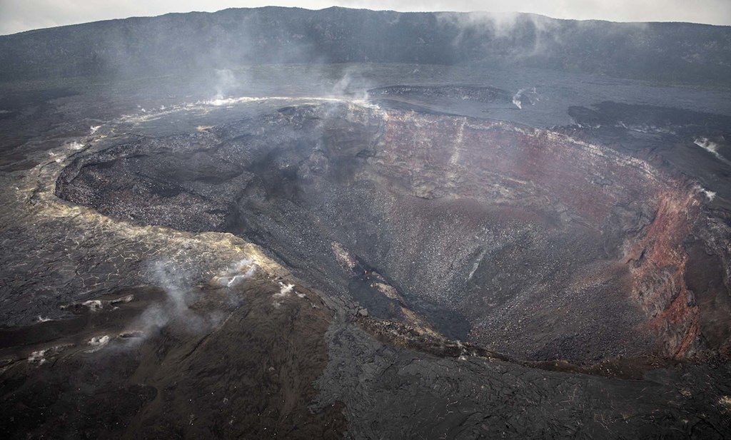 Fumée dans le cratère du Mont Nyamulagira, dans l'est de la République démocratique du Congo, dimanche 30 mai, huit jours après l'éruption du Mont Nyiragongo, qui a forcé l'évacuation d'une grande partie de la ville voisine de Goma, faisant 32 morts et 20
