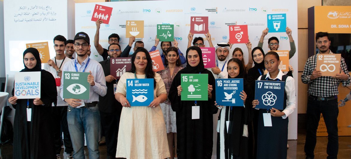 شباب مشاركون في لمنتدى العالمي لرواد الأعمال والاستثمار يحملون أهداف التنمية المسدامة 17