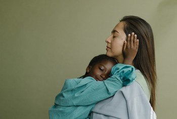 Посол доброй воли УВКБ ООН Манижа Сангин с одним из учеников Интеграционного центра для детей из числа беженцев и мигрантов.