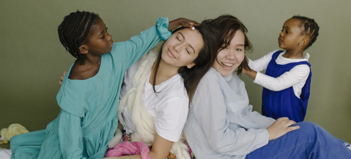 UNHCR Goodwill Ambassador Manizha Sanghin (left) with the students from “Kids are kids” Integration Centre for Refugee and Migrant Children, Russia,