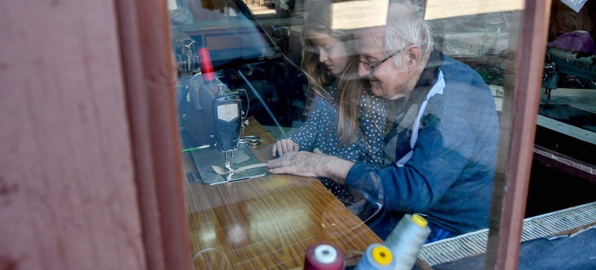 Este hombre cose ropa junto a su nieta en el taller instalado en su casa en Skopje, en el norte de Macedonia.