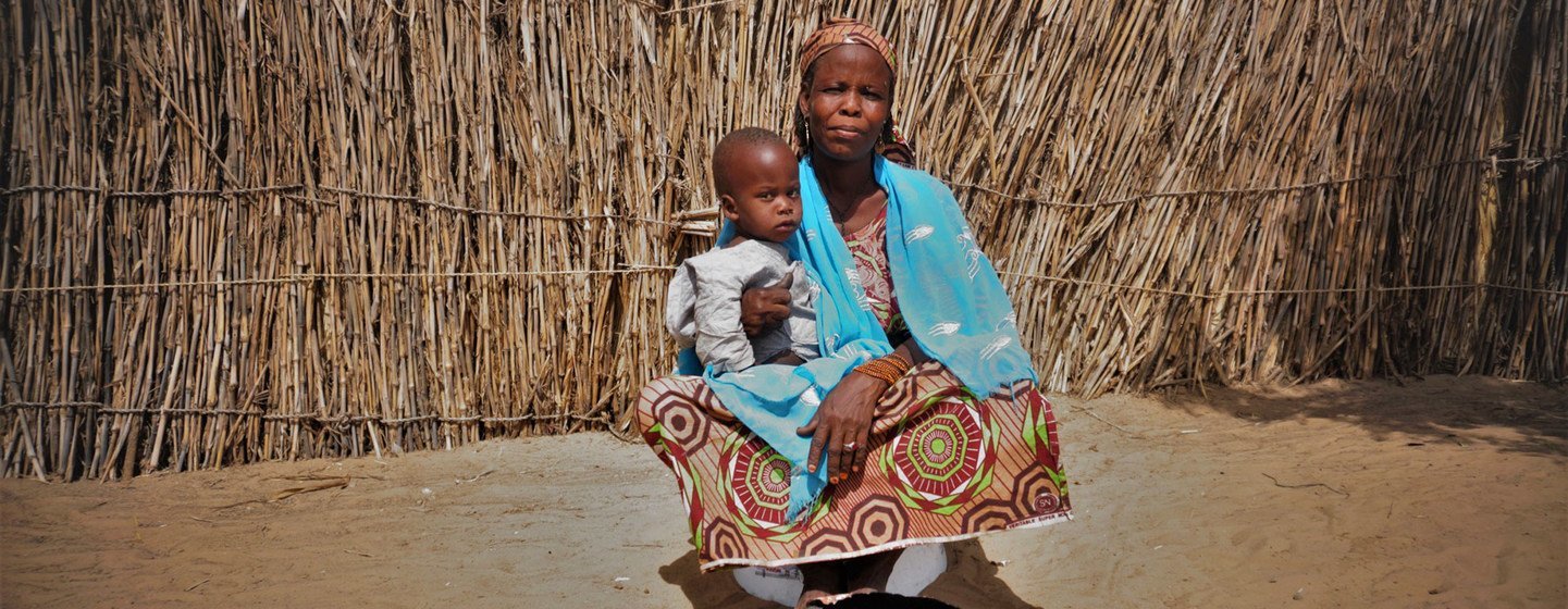 Amarcia et son enfant font partie des 1,5 million de personnes déplacées au Niger par le conflit qui touche l'ensemble de la région centrale du Sahel.
