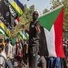 شاب يحمل العلم السوداني خلال التظاهرات التي شهدتها الخرطوم.