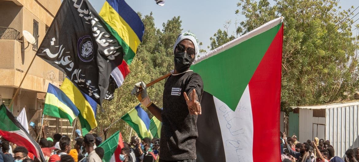 شاب يحمل العلم السوداني خلال التظاهرات التي شهدتها الخرطوم.