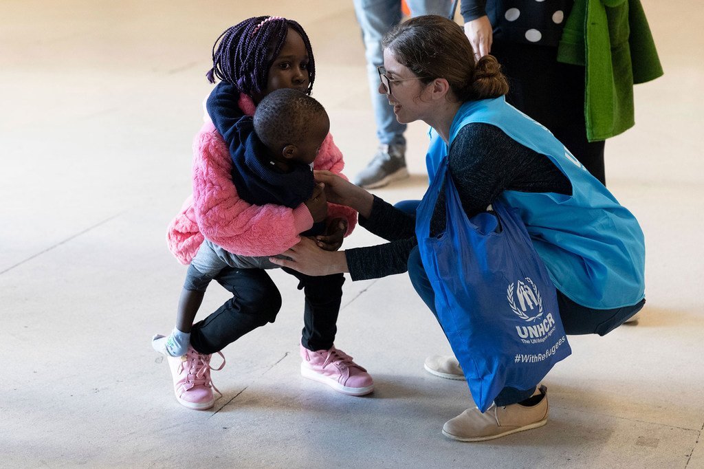 一名难民署工作人员在葡萄牙里斯本机场欢迎来自叙利亚和南苏丹的难民。(资料照片)