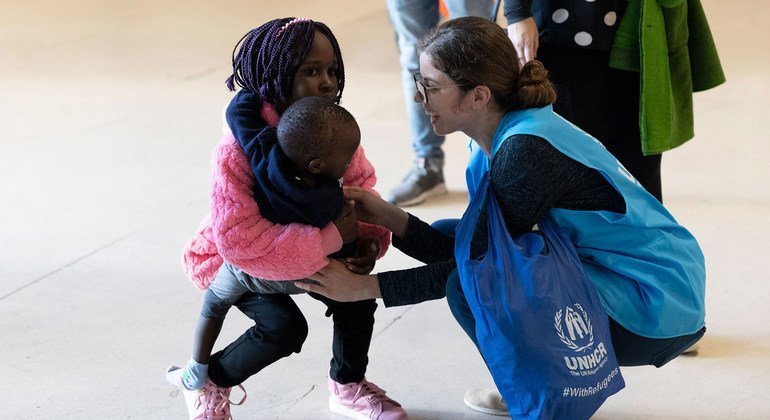 Funcionária do Acnur recebe refugiados da Síria e do Sudão do Sul no aeroporto de Lisboa, em Portugal