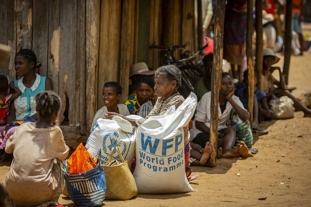 Los residentes de las comunidades de Ifotaka en el sur de Madagascar reciben ayuda alimentaria proporcionada por el Programa Mundial de Alimentos de las Naciones Unidas (PMA).