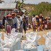 Le PAM fournit une aide alimentaire aux communautés touchées par la sécheresse à Ifotaka, dans le sud de Madagascar.