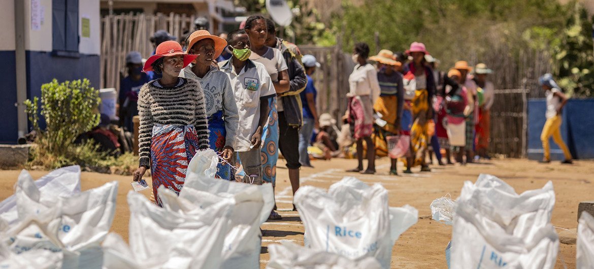 Le PAM fournit une aide alimentaire aux communautés touchées par la sécheresse à Ifotaka, dans le sud de Madagascar.