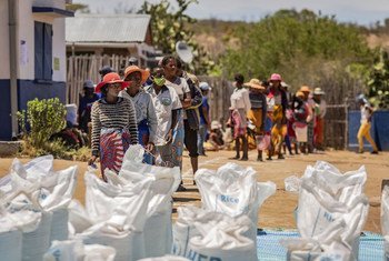 Le PAM fournit une aide alimentaire aux communautés touchées par la sécheresse à Ifotaka, dans le sud de Madagascar.