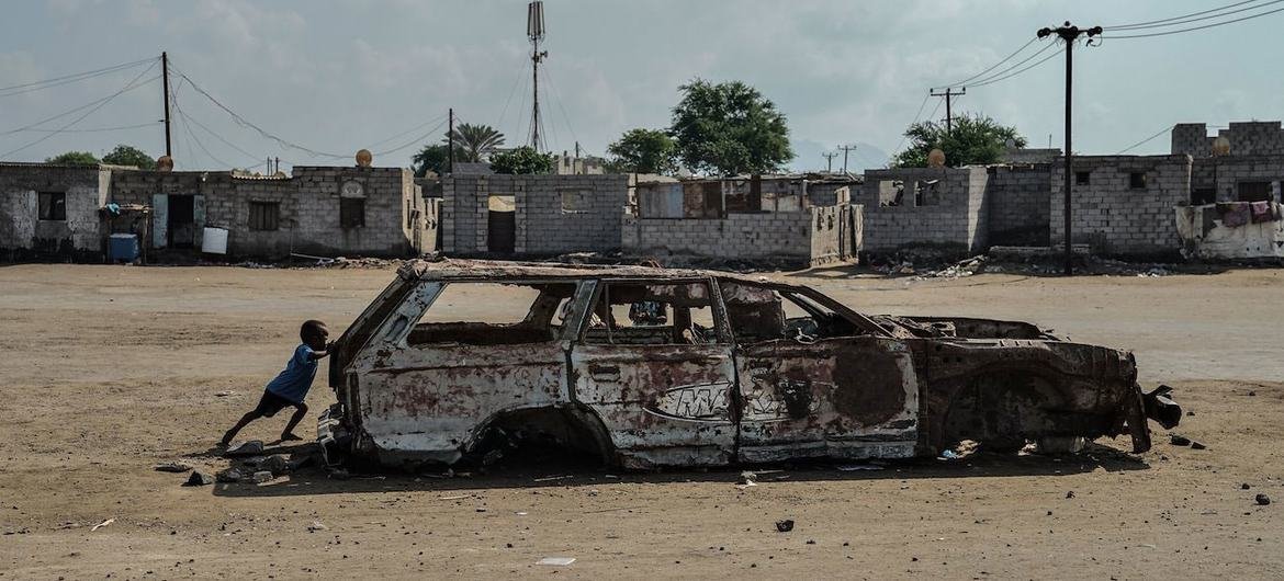 यमन में हिंसा के दौरान एक बुरी तरह जल चुकी कार. 