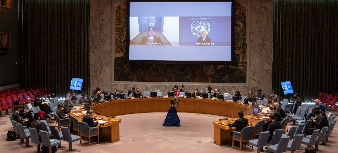 المبعوث الأممي الخاص إلى اليمن، هانس غروندبرغ يتحدث، عبر الفيديو، أمام جلسة مجلس الأمن بشأن الوضع في اليمن، 12 كانون الثاني/يناير. تظهر في الشاشة أيضا السيدة علا الأغبري، من مؤسسة شباب سبأ للتنمية.