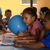 Des enfants dessinent dans leur classe dans le département d'Arauca, en Colombie.