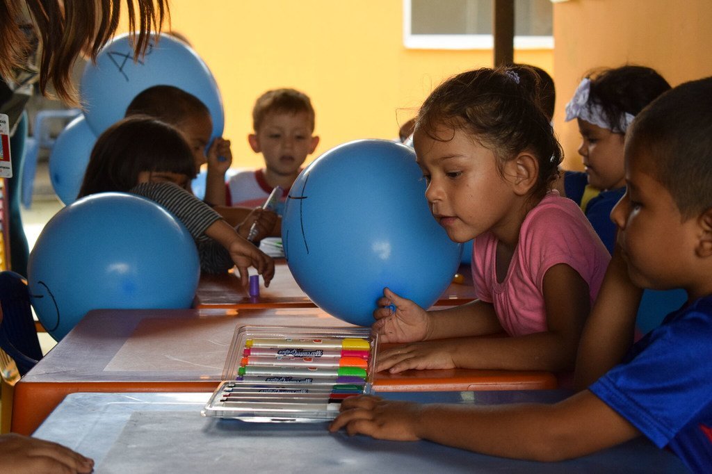 Niños en una clase de dibujo en el departamento colombiano del Cauca.