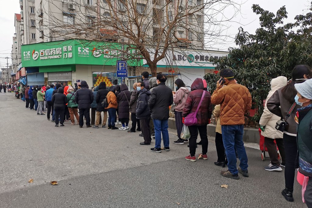 中国南京东的居民排队购买口罩。