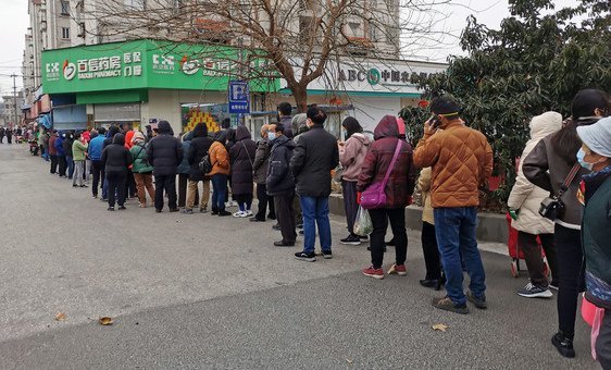 Moradores da cidade de Nanjing, leste da China, fazem fila para comprar máscaras.