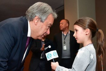 La jeune reporter de la RTBF Héloïse Lejeune interviewe le Secrétaire général António Guterres en marge de la réunion du Conseil de sécurité des Nations Unies sur la protection des enfants dans les conflits armés.