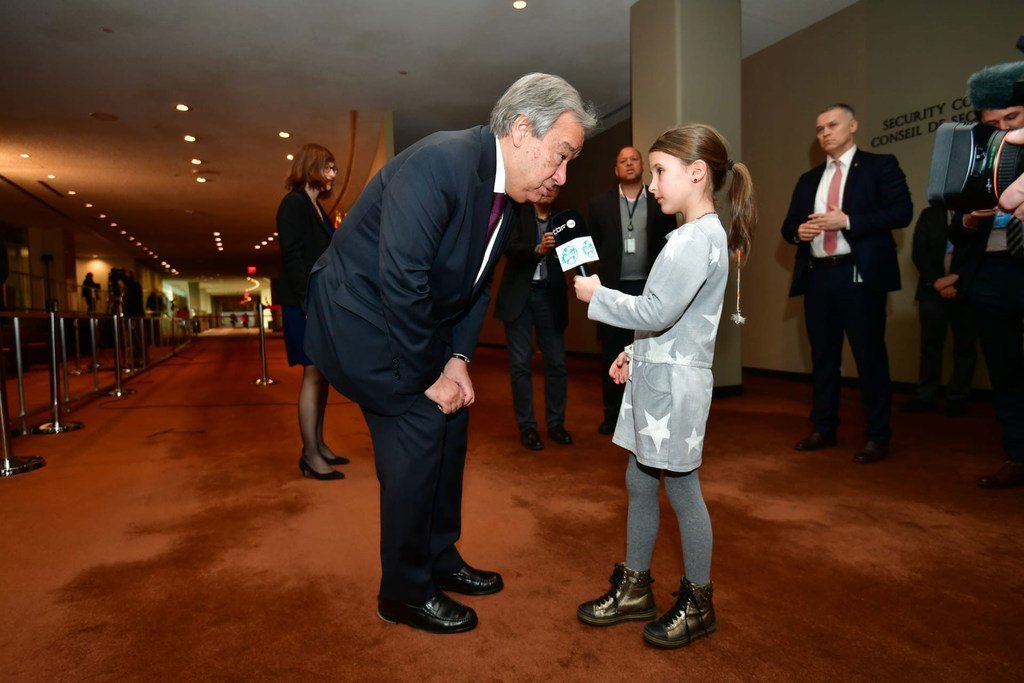 A l’extérieur de la salle du Conseil de sécurité, la jeune reporter de la RTBF, Héloïse Lejeune, pose une question au Secrétaire général de l’ONU, António Guterres, sur les enfants piégés dans les conflits armés.
