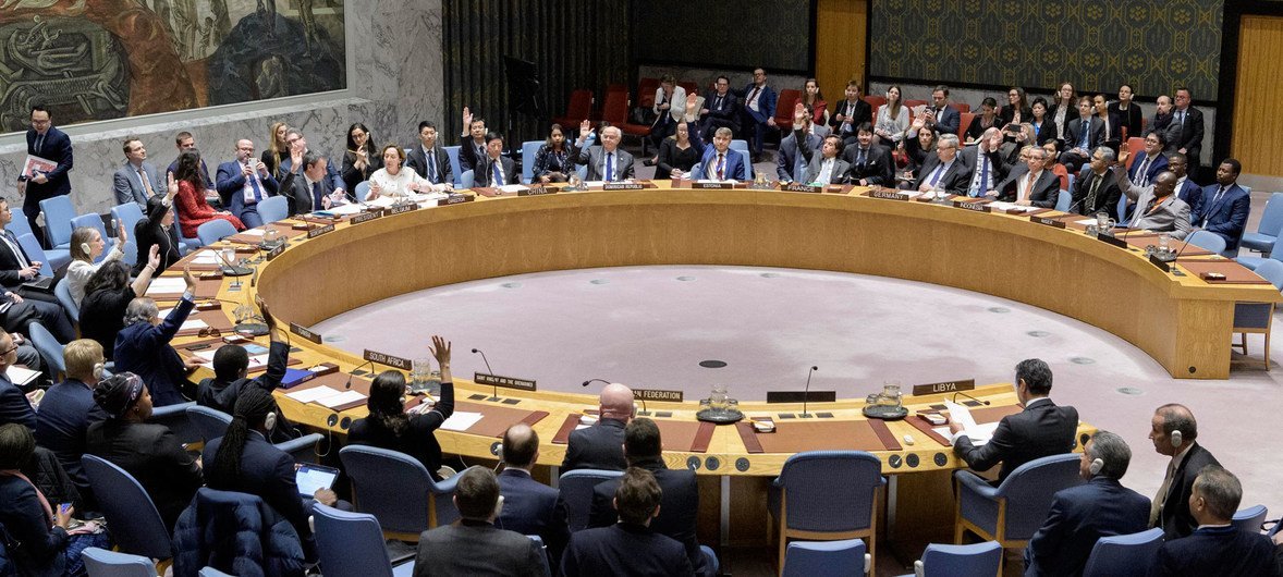 Una vista panorámica de la sala del Consejo de Seguridad durante la adopción de una resolución sobre Libia.