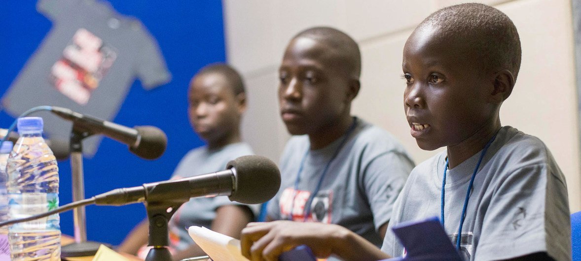 تلاميذ في مدرسة إبتدائية في جوبا بجنوب السودان، خلال نقاش، بمناسبة اليوم الدولي للسلام، تم تنظيمة بواسطة راديو مرايا.