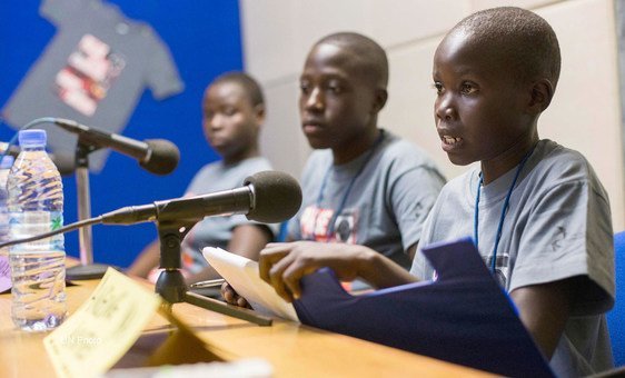 Crianças da escola primária de Juba, no Sudão do Sul, participam de um debate para comemorar o Dia Internacional da Paz, organizado pela Rádio Miraya.