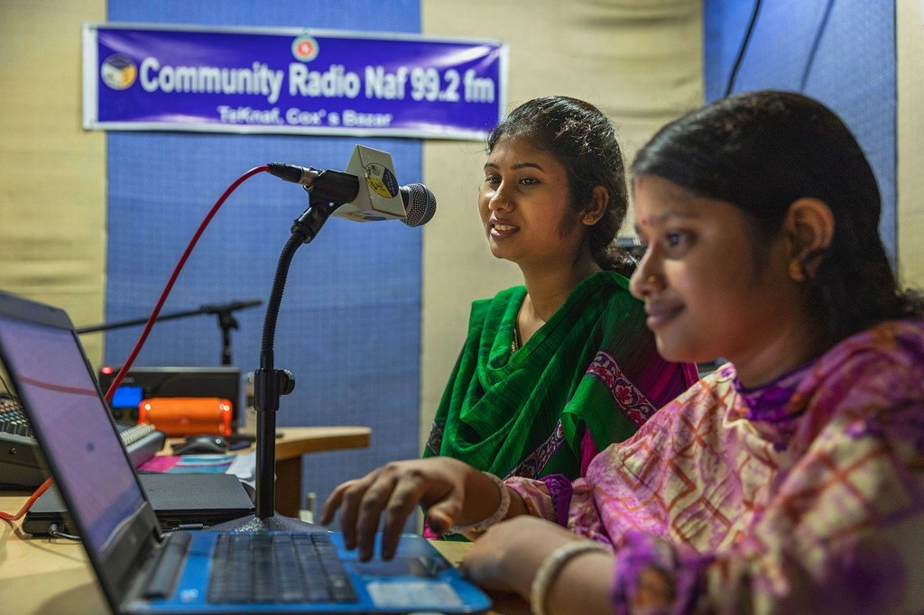 2018年8月，在孟加拉国南部考克斯巴扎尔地区的泰克纳夫（Teknaf），主持人卓娅（Joya Pul Happy）（左）和她的制作人珊塔（Shanta Pul）正在社区广播电台准备开始广播。 