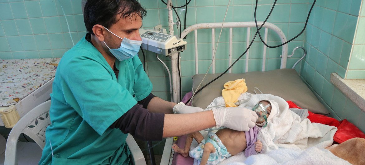 Bebê de três meses sendo tratado para desnutrição em Hospital de Al-Sabeen, apoiado pelo Unicef 