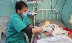 Un bebé de tres meses recibe tratamiento por desnutrición aguda severa en el Hospital Al-Sabeen, apoyado por UNICEF, en Sana'a, Yemen.