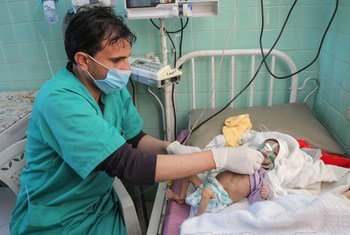 Un bébé de trois mois est traité pour une malnutrition aiguë sévère à l’hôpital Al-Sabeen de Sanaa, au Yémen, soutenu par l’UNICEF.