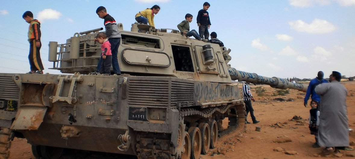 Tanque militar danificado virou local de brincadeira para crianças em Bengazi, na Líbia