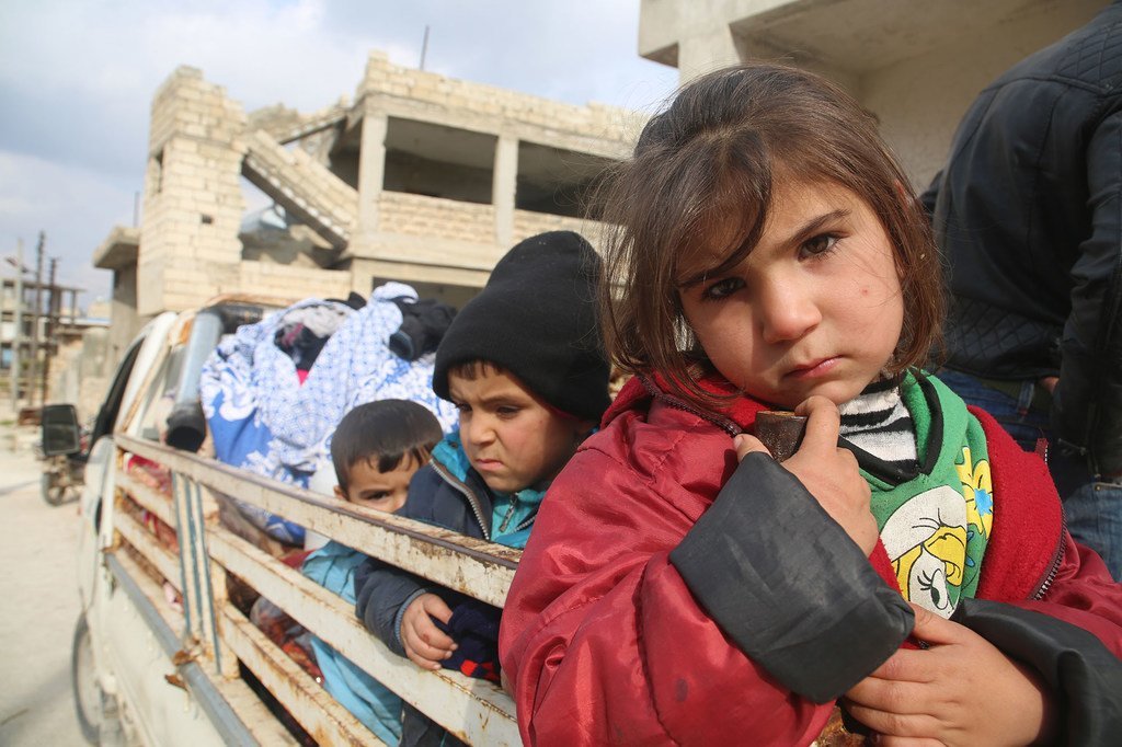 en Syrie, des enfants à l'arrière d'un camion. Leurs familles fuient le gouvernement d'Idlib pour échapper à l'intensification du conflit.