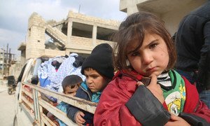 en Syrie, des enfants à l'arrière d'un camion. Leurs familles fuient le gouvernement d'Idlib pour échapper à l'intensification du conflit.