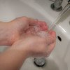 غسل اليدين لمدة 20 ثانية كإجراء وقائي ضد الإصابة بمرض فيروس كورونا المستجد كوفيد-19.