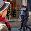 纽约市居民戴着口罩，以防2019冠状病毒。