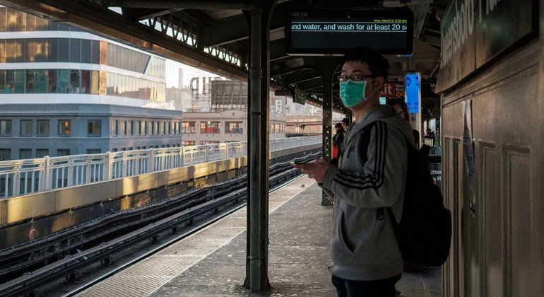 В метро Нью-Йорка пассажиров очень мало. В общественных местах люди носят маски, чтобы предотвратить распространение вируса.
