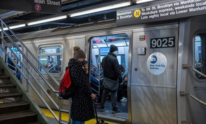 新冠疫情之下的纽约地铁，部分乘客戴起了口罩。