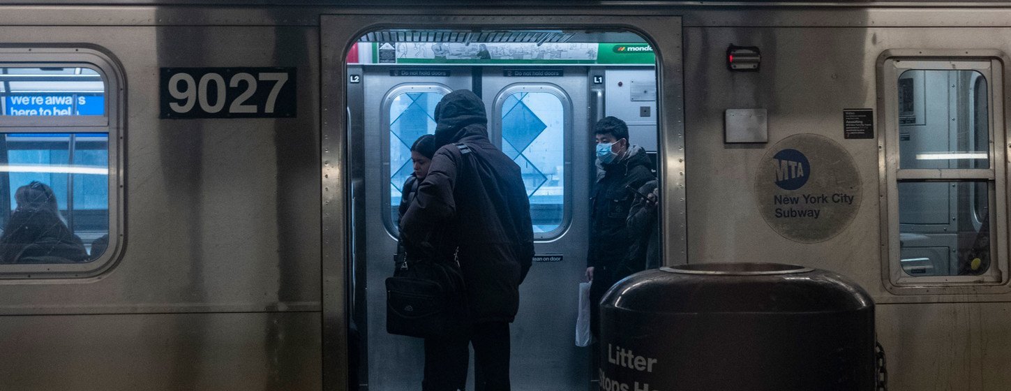Les usagers du métro de New York portent des masques par mesure de précaution contre la propagation du coronavirus.