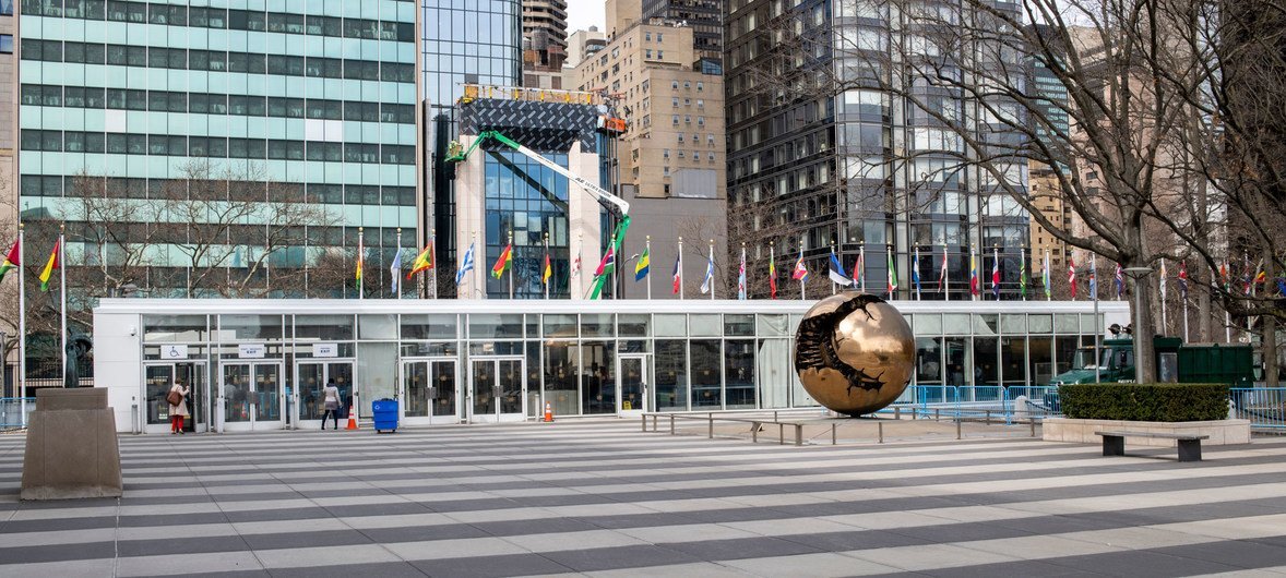 न्यूयॉर्क स्थित संयुक्त राष्ट्र मुख्यालय में काम करने वाले अधिकांश कर्मचारी ऐहतियात के तौर पर अपने घरों व अन्य स्थानों से काम कर रहे हैं. 