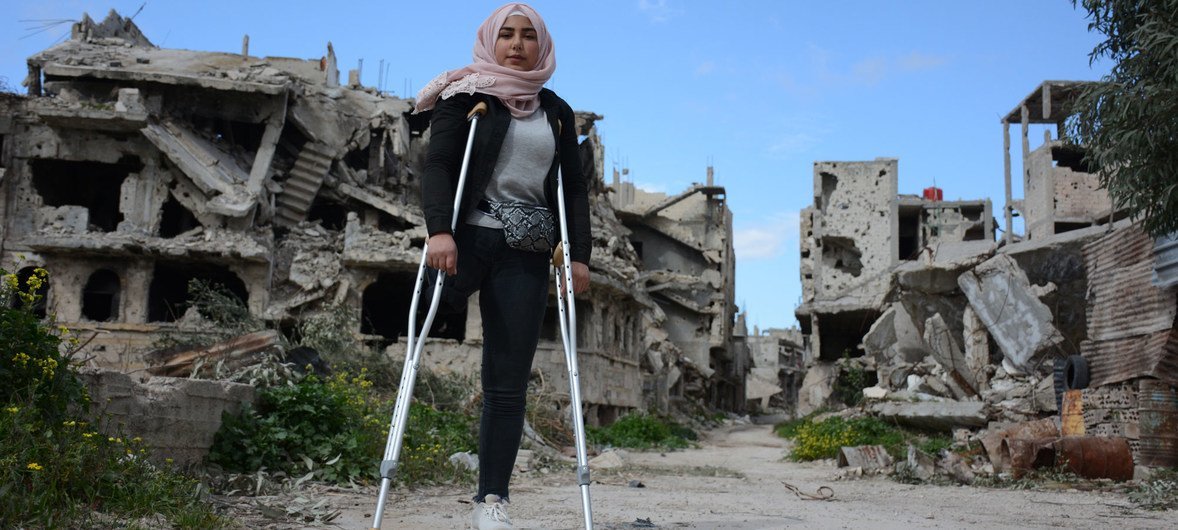 Nour, una adolescente de 16 años, en el barrio Karm Al-zaitoun de la ciudad siria de Homs. La calle fue devastada por la guerra y ahora está parcialmente habitada.