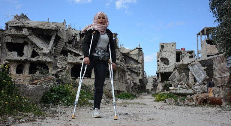 Nour, una adolescente de 16 años, en el barrio Karm Al-zaitoun de la ciudad siria de Homs. La calle fue devastada por la guerra y ahora está parcialmente habitada.