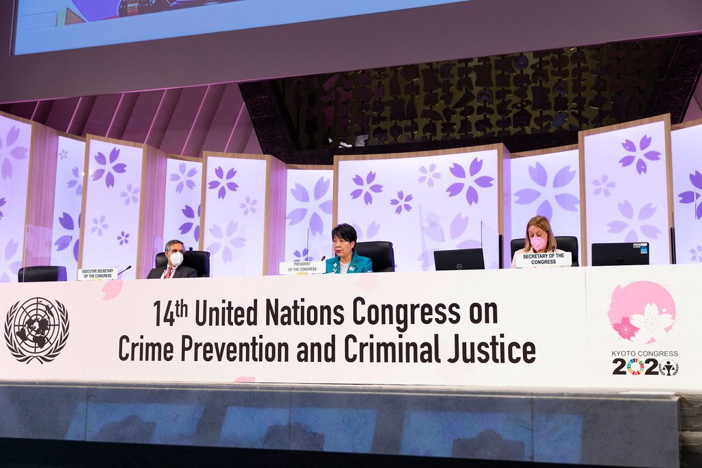 La présidente du 14e Congrès des Nations Unies pour la prévention du crime et la justice pénale, la ministre japonaise de la Justice, Yoko Kamikawa (au centre), clôt le Congrès à Kyoto, au Japon.